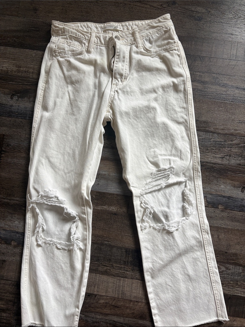 Altar d’state Distressed White Jeans